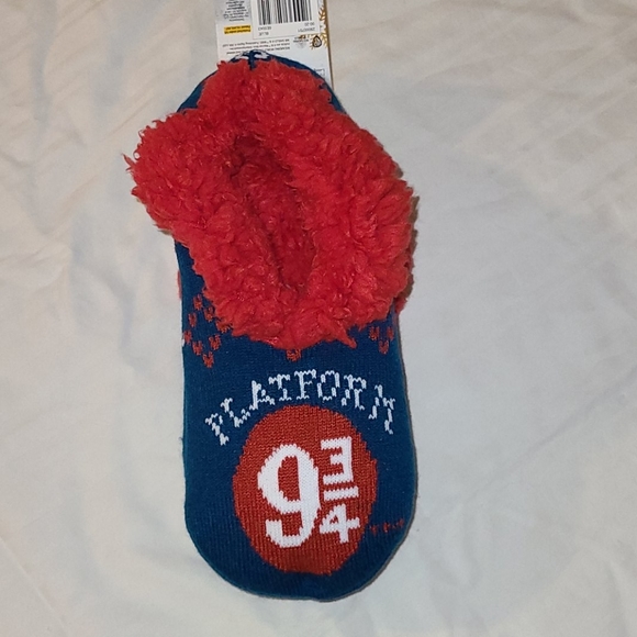 2 pr of Harry Potter Platform 9 3/4 Sherpa Slipper Socks bundle - Picture 4 of 7